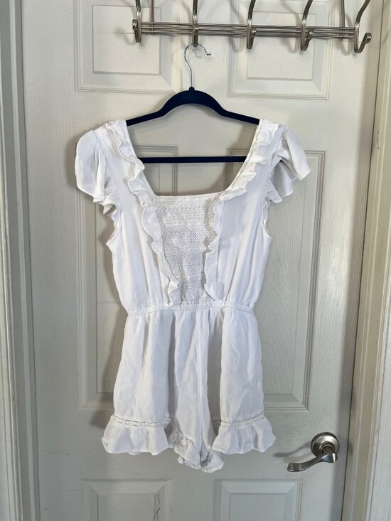 American Eagle Outfitters Pants - American Eagle White Lace Ruffle Boho Romper Coastal Western Festival Small